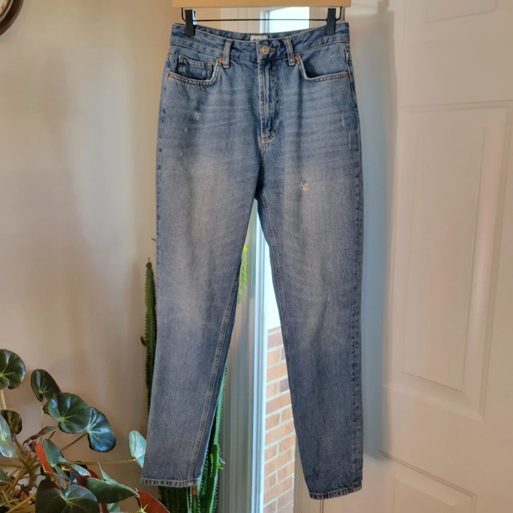 BDG‎ Urban Outfitters High-Waisted Mom Light Wash Jeans, Size Womens 28